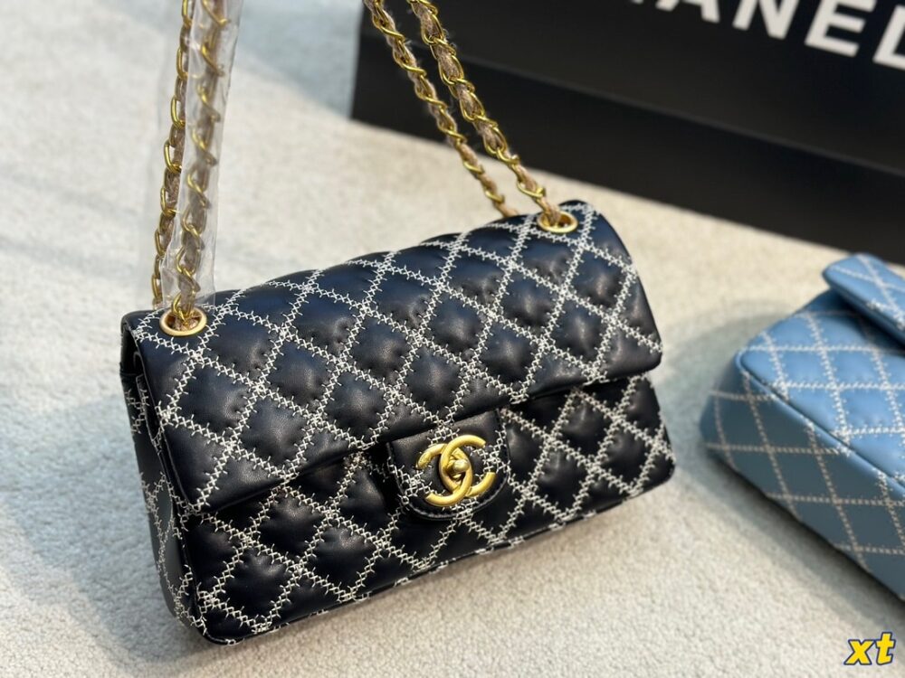 CHANEL CLASSIC CAVIAR BLACK WITH GOLD HARDWARE 25CM - Image 3