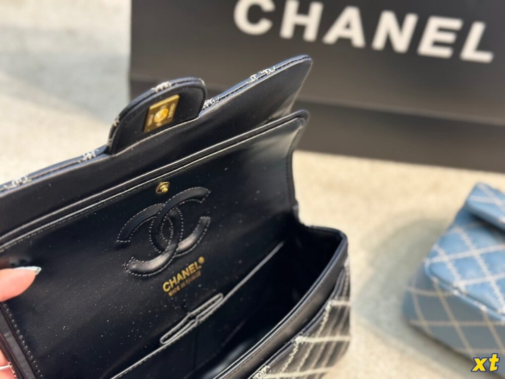 CHANEL CLASSIC CAVIAR BLACK WITH GOLD HARDWARE 25CM - Image 6