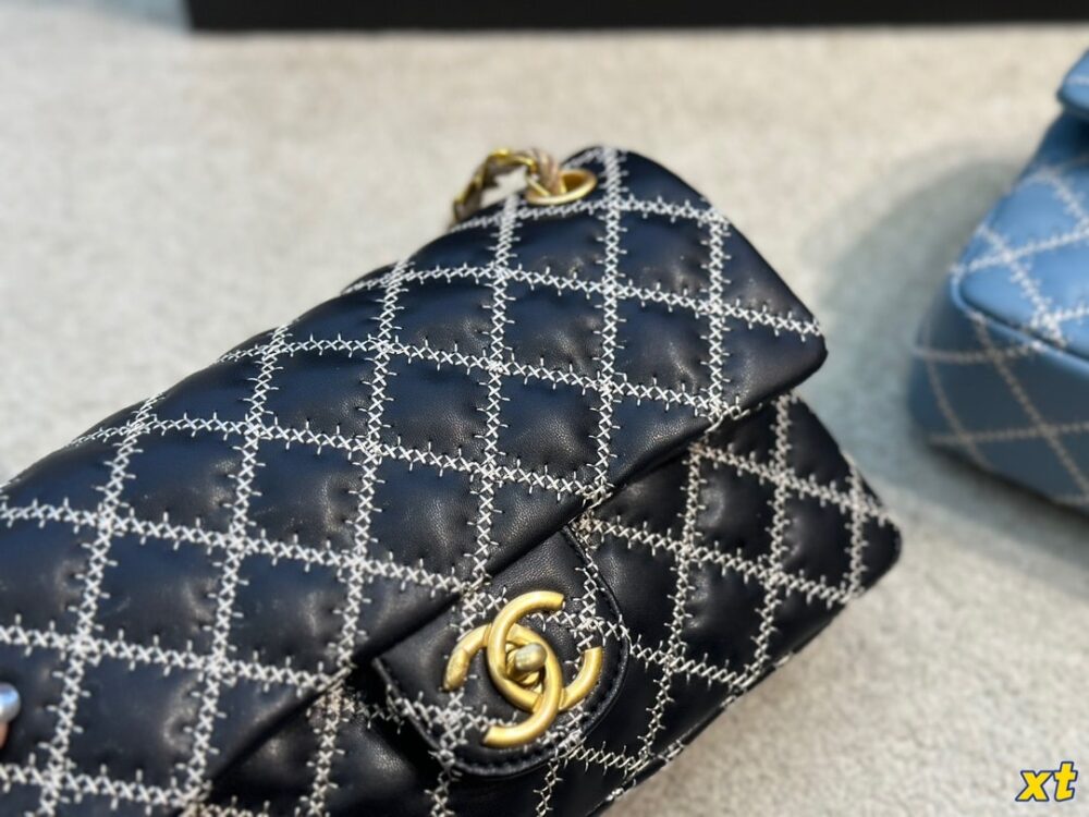 CHANEL CLASSIC CAVIAR BLACK WITH GOLD HARDWARE 25CM - Image 4