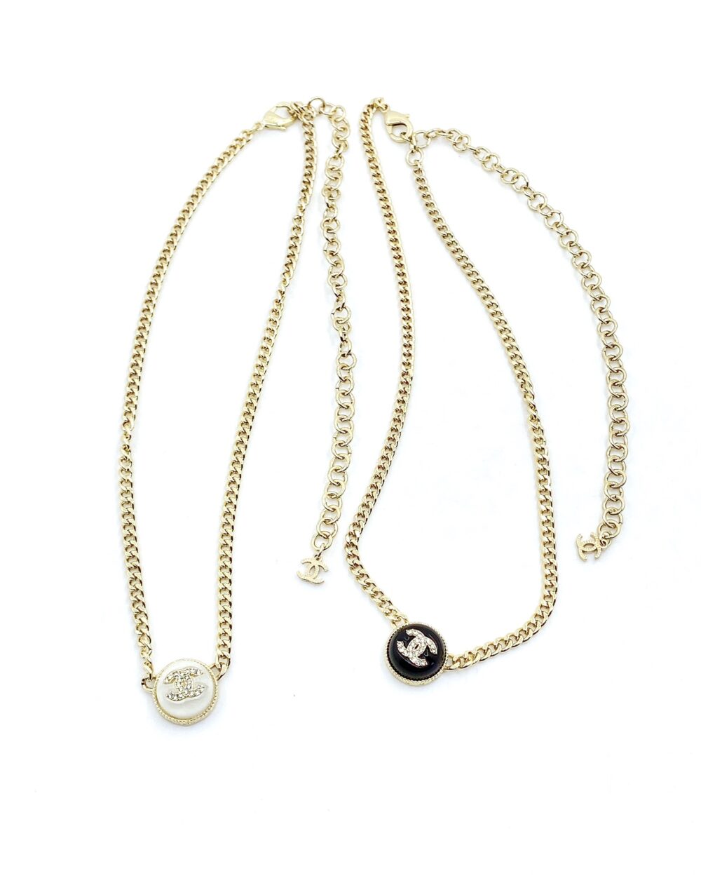 CHANEL LOGO CC NECKLACE IN GOLD METAL AND SILVER RESIN - Image 3