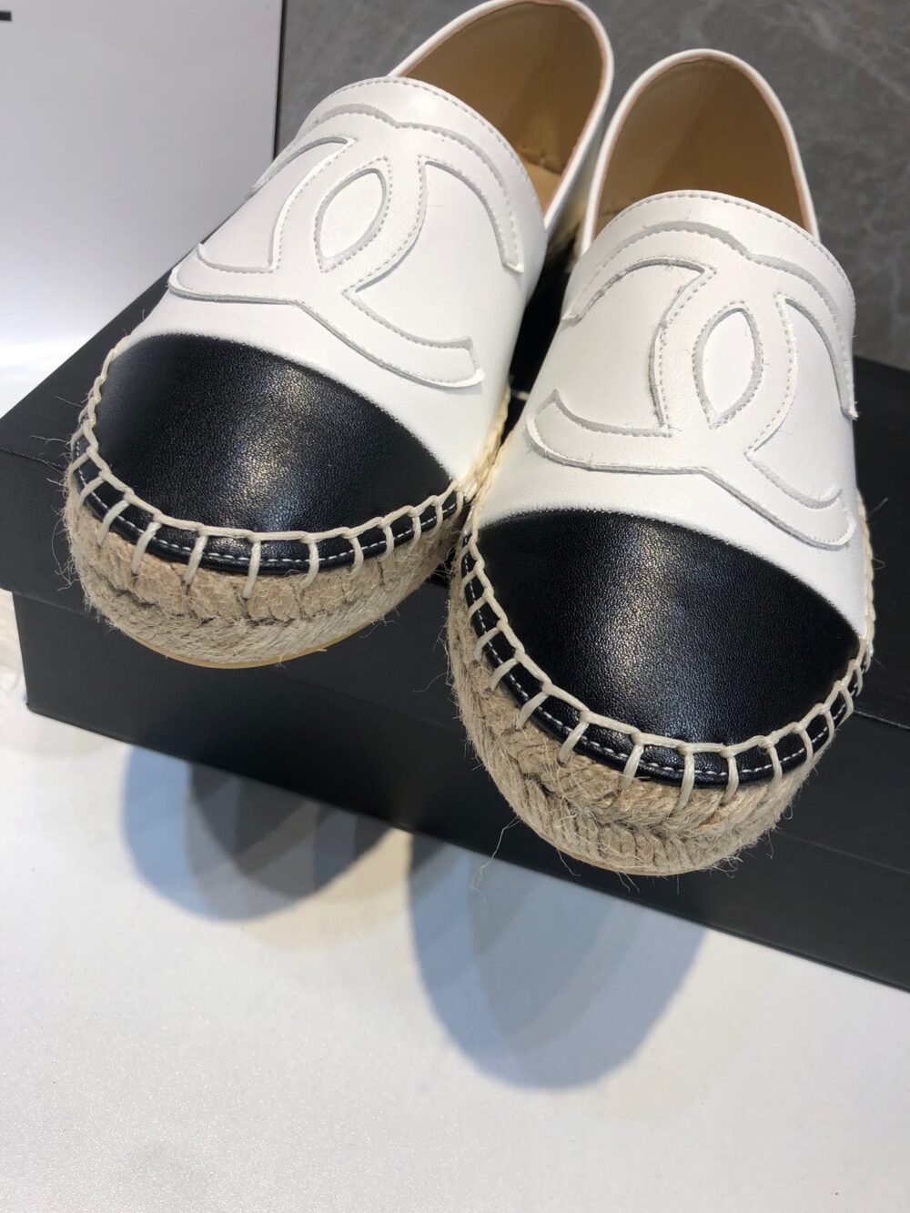 CHANEL EMBROIDERED ESPADRILLE LEATHER BLACK CAP TOE FLATS WHITE CC - Image 7