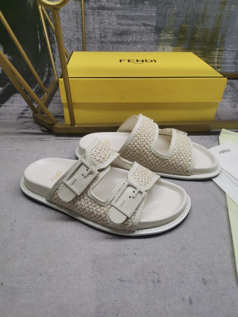 FENDI FEEL LEATHER SANDALS WHITE - Image 3