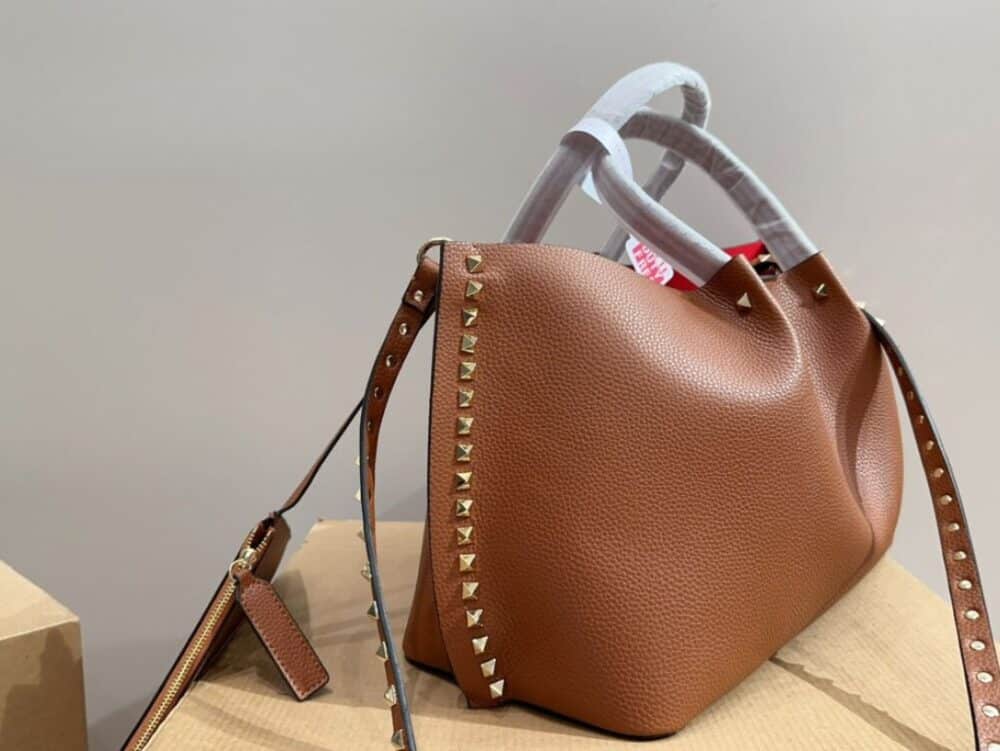 VALENTINO GARAVANI ROCKSTUD LEATHER TOTE BROWN 36CM - Image 3