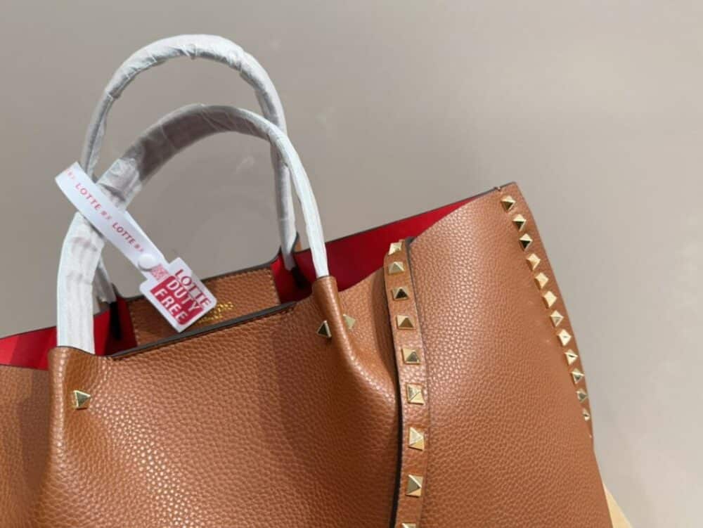 VALENTINO GARAVANI ROCKSTUD LEATHER TOTE BROWN 36CM - Image 8