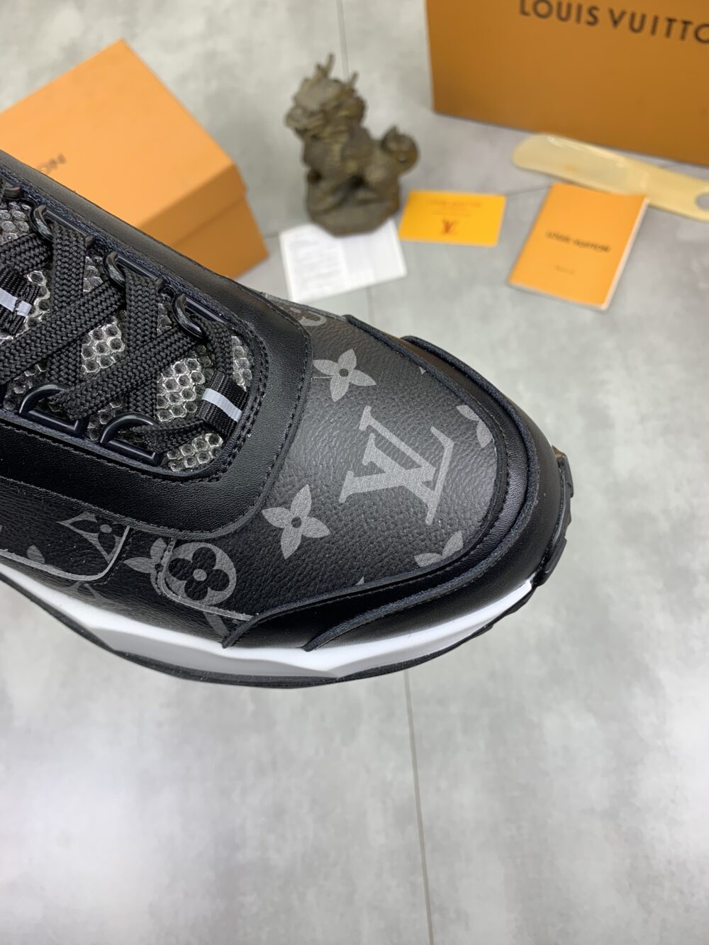 LOUIS VUITTON LV MONOGRAM LEATHER SNEAKER IN BLACK - Image 5