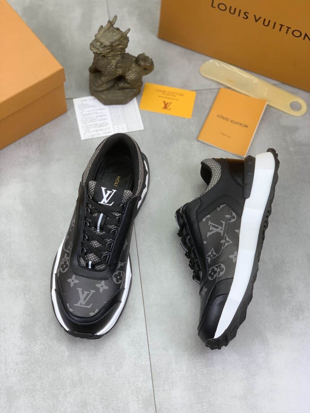 LOUIS VUITTON LV MONOGRAM LEATHER SNEAKER IN BLACK - Image 4