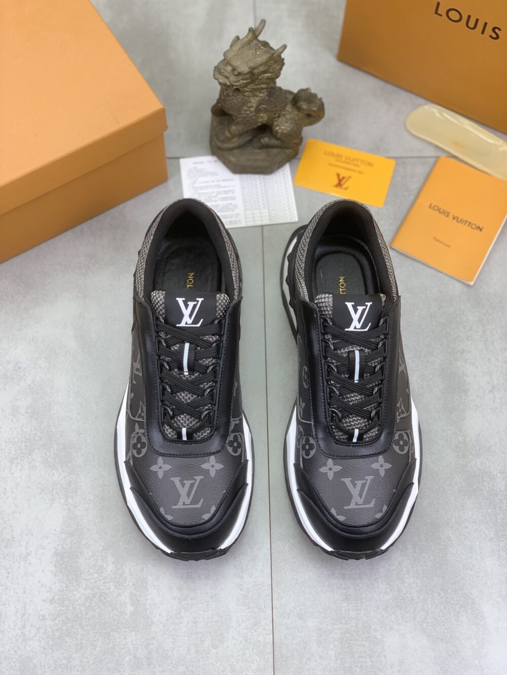 LOUIS VUITTON LV MONOGRAM LEATHER SNEAKER IN BLACK - Image 3