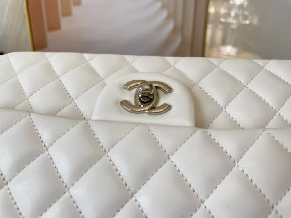 CHANEL CLASSIC DOUBLE FLAP BAG WHITE 25CM - Image 4