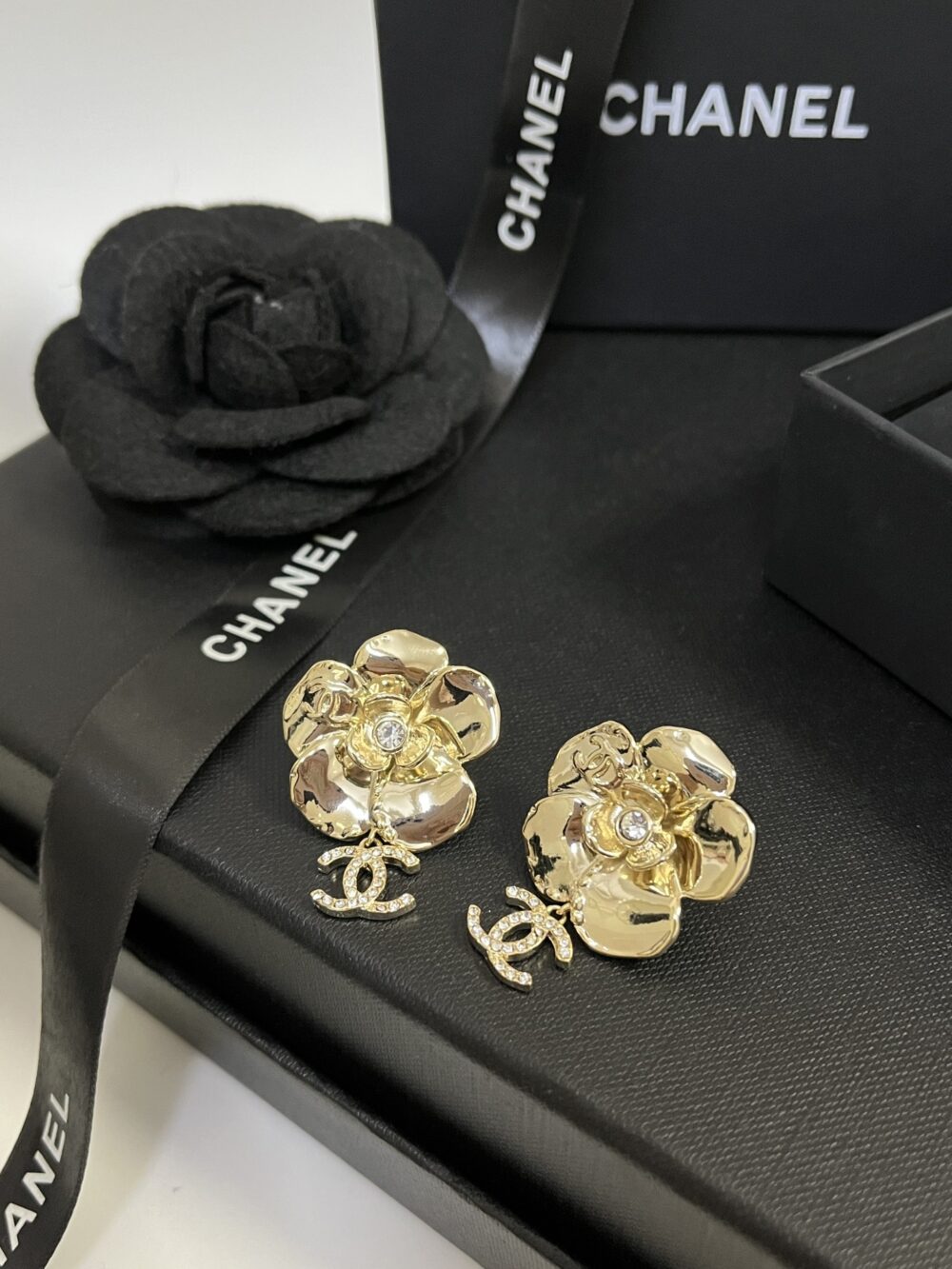 CHANEL CC FLOWER EARRINGS WITH CRYSTAL GOLD - Image 5