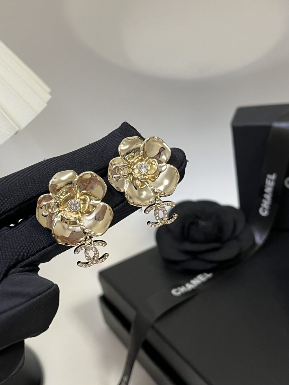 CHANEL CC FLOWER EARRINGS WITH CRYSTAL GOLD - Image 4