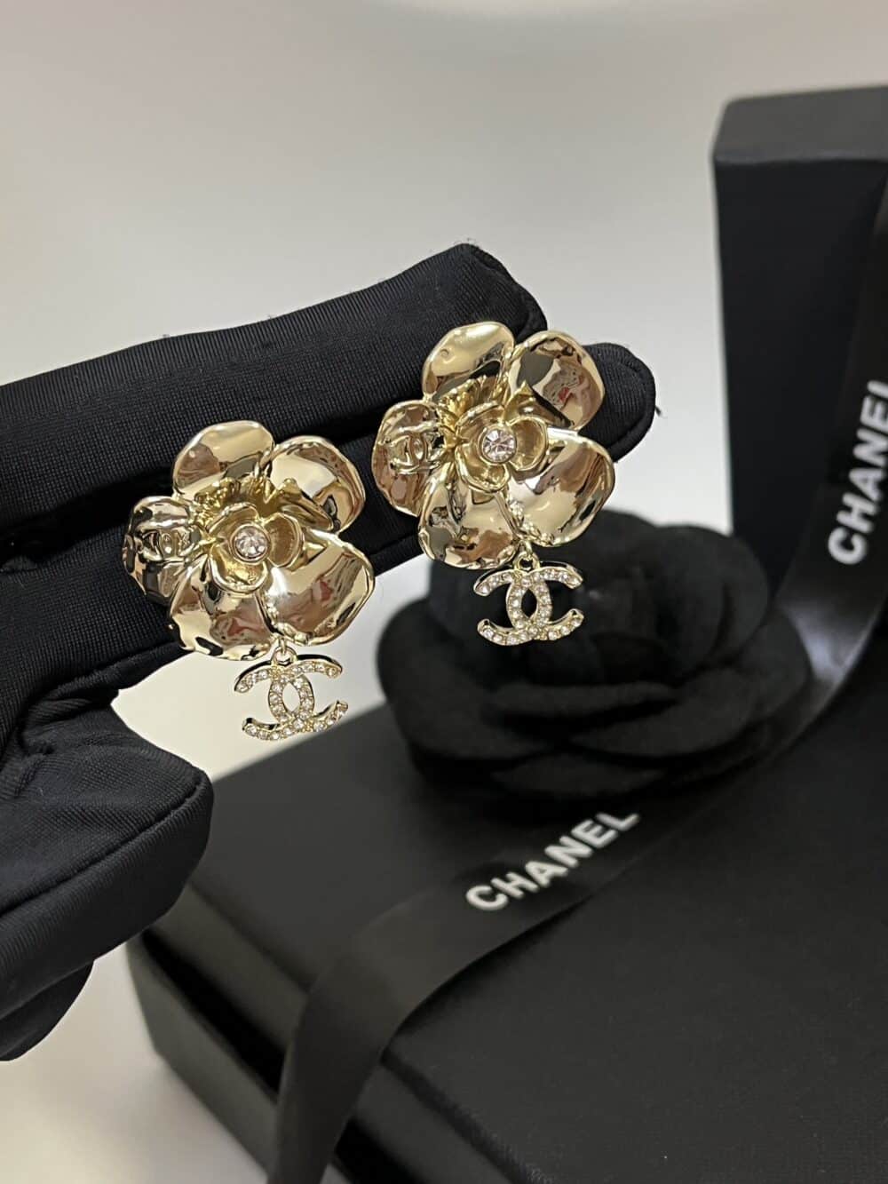 CHANEL CC FLOWER EARRINGS WITH CRYSTAL GOLD - Image 3