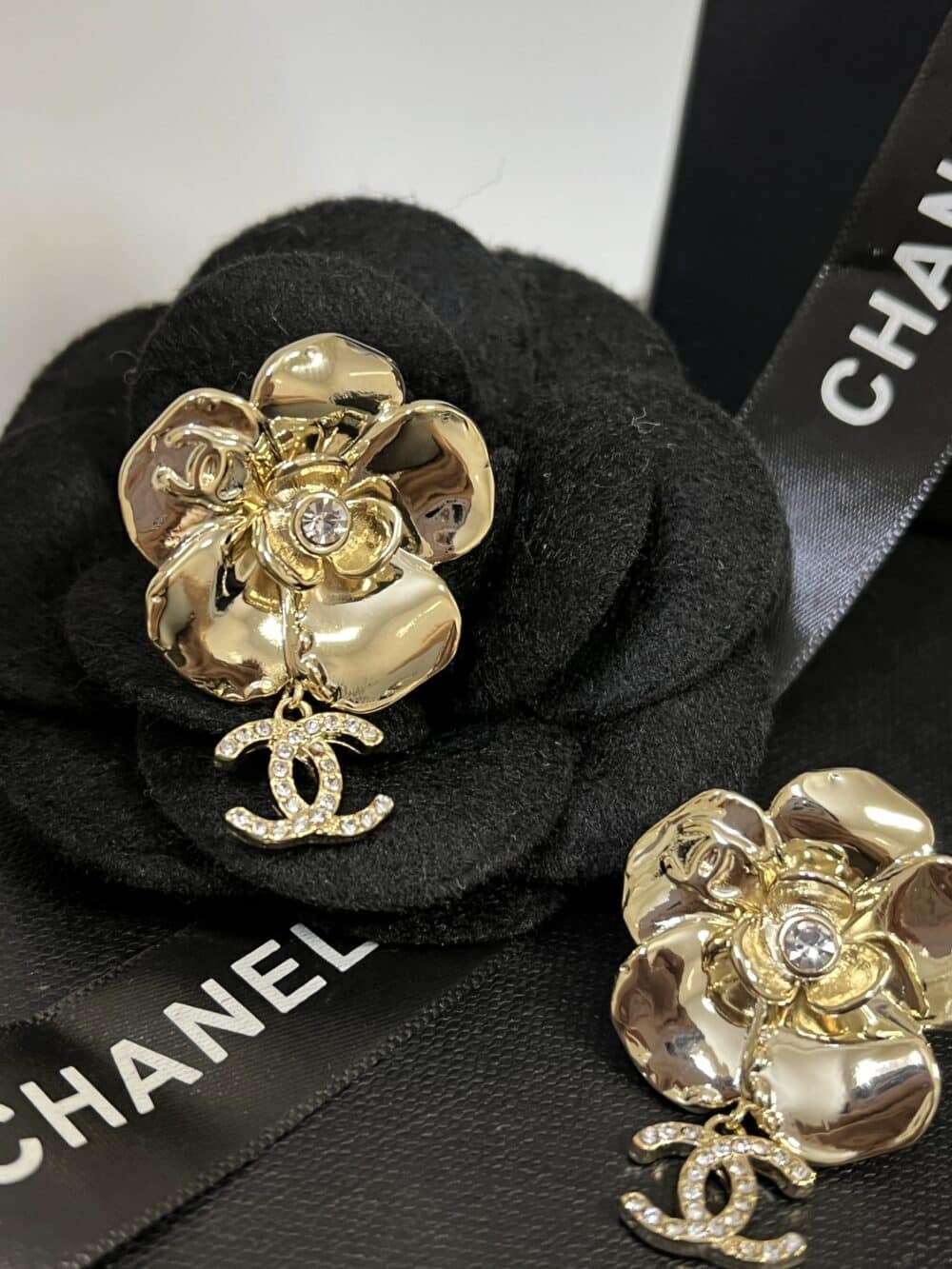 CHANEL CC FLOWER EARRINGS WITH CRYSTAL GOLD - Image 2