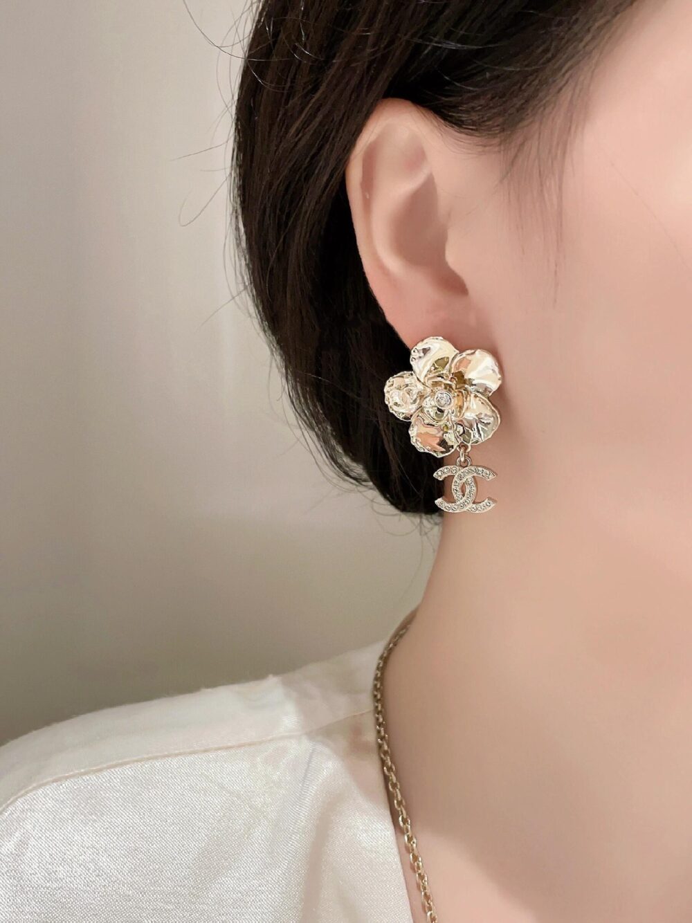 CHANEL CC FLOWER EARRINGS WITH CRYSTAL GOLD - Image 6