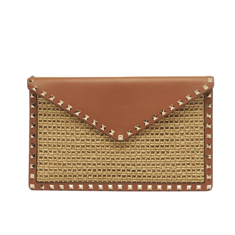 VALENTINO GARAVANI ROCKSTUD RAFFIA CLUTCH BAG IN BROWN 28CM